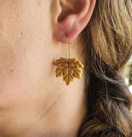 Boucles d'oreilles creoles portees feuilles automne nature pate polymere